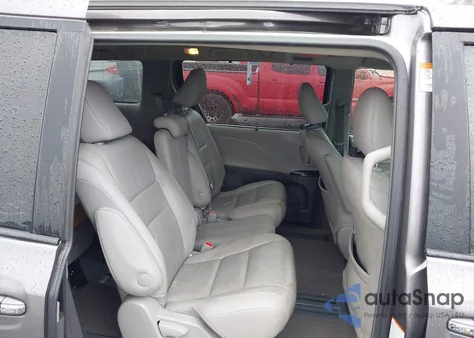 2016 Toyota Sienna Xle 8 Passenger z USA, uszkodzony, nr VIN 5TDYK3DC4GS737325